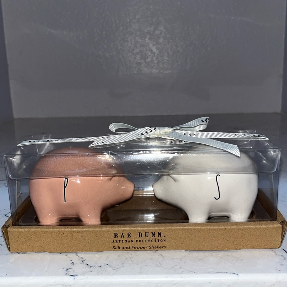 Rae Dunn adorable pig salt and pepper shaker set